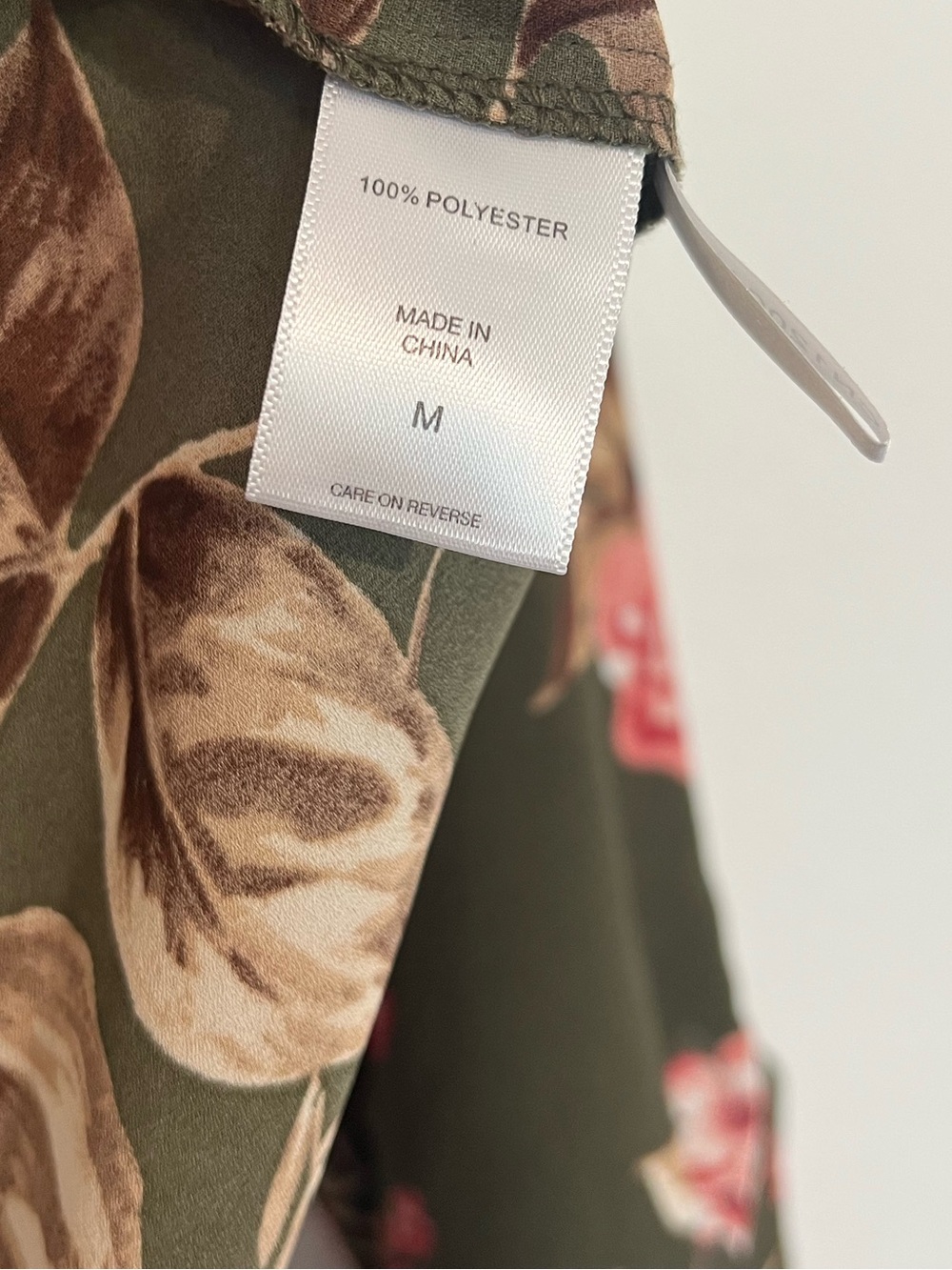 New York & Company Olive Green Floral V-Neck Blouse size Medium - Picture 9 of 9